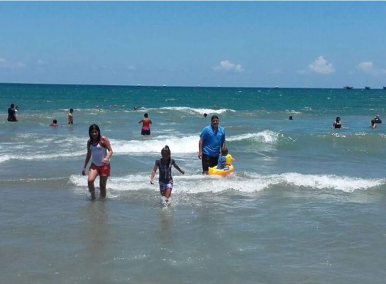 Agradable ambiente se disfruta en las playas de Tela, Atlántida