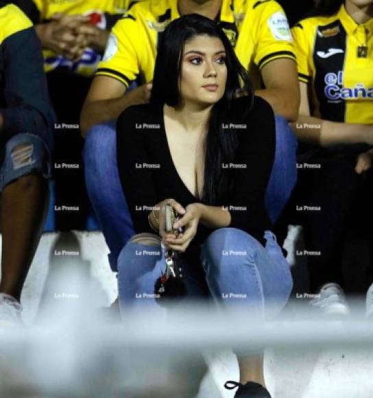 Una hermosa aficionada en las gradas del estadio Morazán.