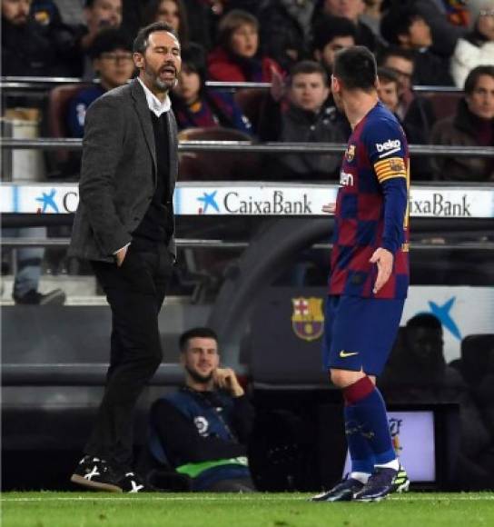 Messi reclamaba una tarjeta tras una dura entrada del defensa Joan Sastre, y se enzarzó en una discusión con el entrenador del Mallorca, Vicente Moreno.