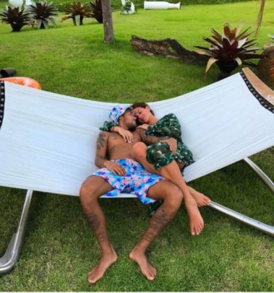 La estrella del Barcelona, Neymar, está muy enamorado y no desaprovecha esta hermosa fecha para expresarle su amor a Bruna Marquezine. 'Happy Valentine's Day' escribió en su cuenta de Instagram.