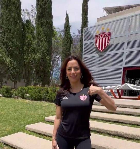 Eva Longoria se unió a la afición de Necaxa en el estadio Victoria porque es accionista del club de México.