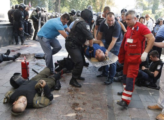 Un miembro de la Guardia Nacional murió este lunes tras resultar herido durante unos enfrentamientos entre policías y manifestantes ante el Parlamento en Kiev, según fuentes.