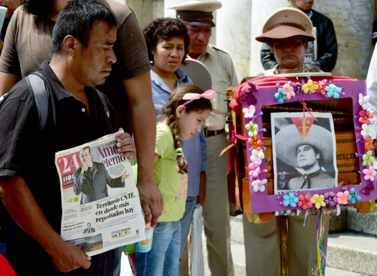 Los restos del cantautor mexicano Juan Gabriel fueron incinerados y continúan en Estados Unidos, país en el que el artista falleció el pasado domingo, dijo hoy a Efe una fuente del Instituto Nacional de Bellas Artes (INBA) de México.