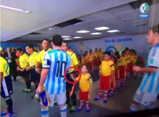 Video: Messi criticado por ignorar saludo a un niño