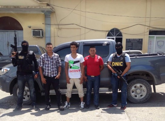 Capturan a tres jóvenes por robo de vehículos en el norte de Honduras