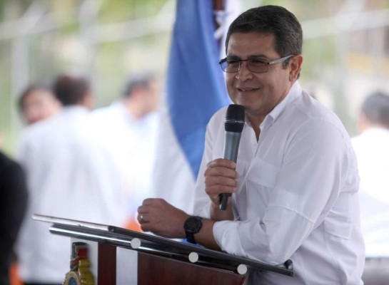 Presidente hondureño firma acuerdo con Alianza Mundial para la Educación
