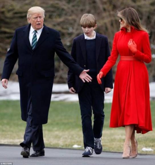 Melania rompió la tradición del Día de San Patricio con un abrigo rojo escarlata y unos guantes del mismo color. Alice Roi fue la diseñadora encargada del look rojo de la primera dama que complementó con un cinturón de piel del mismo tono y unos sencillos stilettos de la firma británica Jimmy Choo.