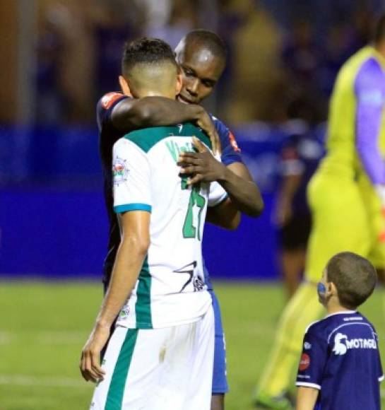 Rubilio Castillo consoló a David Mendoza al final del partido. Bonito gesto del delantero del Motagua.