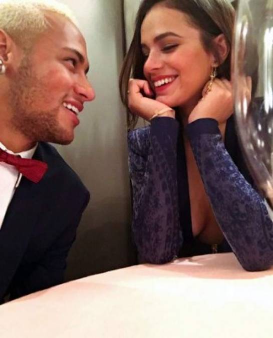 Bruna declaró su amor a Neymar con un mensaje de cumpleaños del jugador del FC Barcelona. 'Feliz día para mi persona favorita, para mi pareja principal, para mi mejor amigo, a mi amor más bello. Sé muy, muy feliz! Con todo afecto, Tu Bru (Te dije cuánto Te amo hoy?)', escribió la guapa brasileña con esta foto.