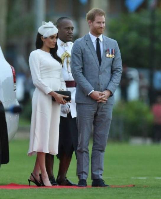 Ahora el príncipe Harry y Meghan viajaron a Fiji en representación de la reina Isabel II, y luego viajarán a Tonga más tarde en la semana.<br/><br/>Los medios cuestionan al palacio el permitir que la duquesa, embarazada de más de tres meses, continúe con el viaje ya que existe un riesgo moderado de Zika en la región; la Oficina de Asuntos Exteriores y de la Commonwealth aconseja a las futuras madres que no viajen allí.<br/><br/>Pese a esto el Palacio de Kensington insiste en que la pareja ha seguido un consejo médico y está feliz de que Meghan, que tiene alrededor de 12 a 14 semanas de embarazo, continúe con su viaje.