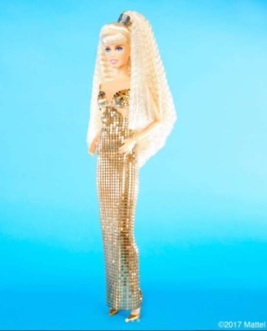En su cuenta de Instagram, Schiffer publicó las fotografías de la muñeca que porta un vestido de Versace dorado con lentejuelas y peinada con medio chongo, tal como en la fotografía que se tituló 'Claudia: the Real Barbie', en la edición de la revista hace 23 años.