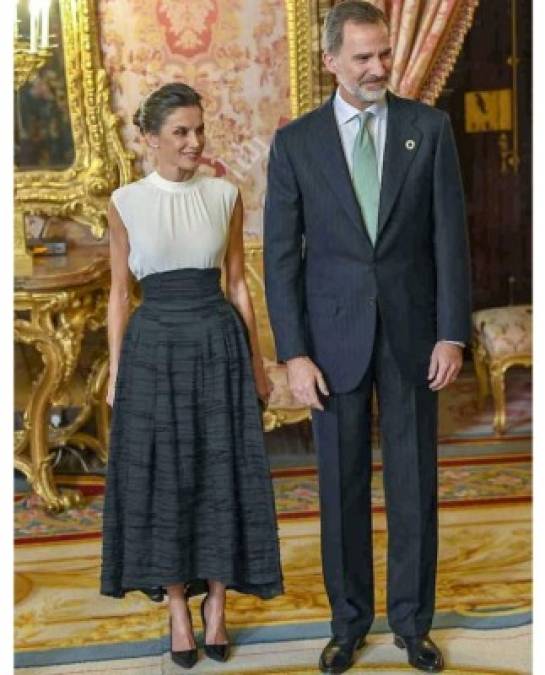 Los reyes el rey Felipe y la reina Letizia han presidido una recepción en el Palacio Real para varios de los mandatarios que han viajo a Madrid para asistir a la Conferencia de Naciones Unidas sobre el Cambio Climático COP25. <br/><br/>La Conferencia, que se celebrará en Madrid del 2 al 13 de diciembre, reunirá en la capital a 50 jefes de Estado así como a delegaciones procedentes de 196 países. Todos ellos tratarán de llegar a varios acuerdos relativos a la reducción de emisiones y al cumplimiento del Acuerdo de París.