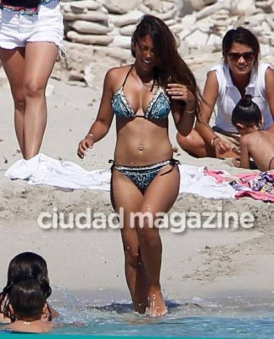 Antonela Roccuzzo en sus vacaciones en las playas de Ibiza.