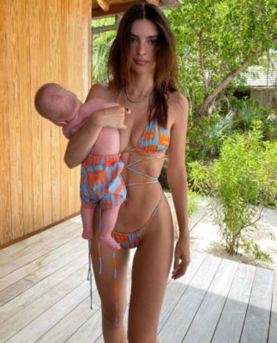 Y es que la manera en la que Ratajkowski carga a su bebé ha hecho saltar las alarmas, ya que el niño se encuentra en una posición peligrosa. Para sostener bien a un recién nacido, es necesario que tenga un punto de apoyo para la cabeza, cosa que la modelo no ha tenido en cuenta con su hijo. Este detalle no ha pasado desapercibido por sus seguidores, que la han advertido que “no es una cosa, es un bebé”.