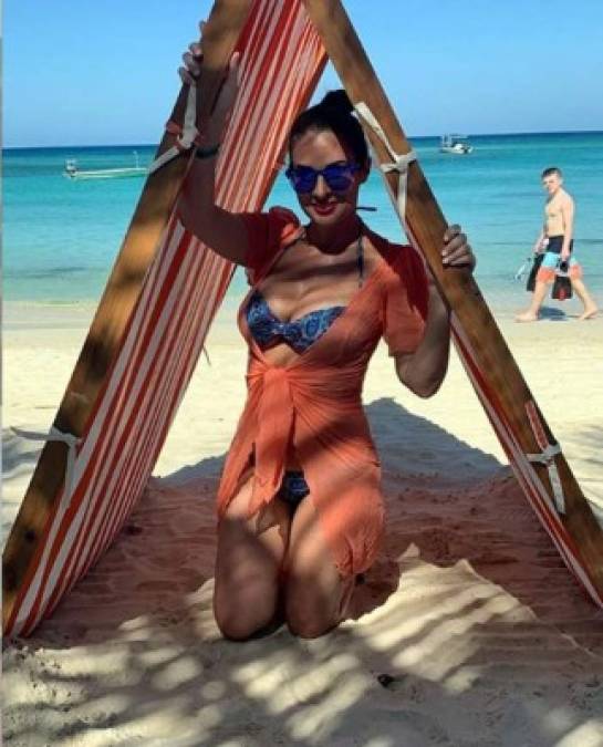 Helena Alvarez, presentadora del programa 'Hoy es tu día' de Canal 11, siguió disfrutando de las vacaciones de verano en Roatán.