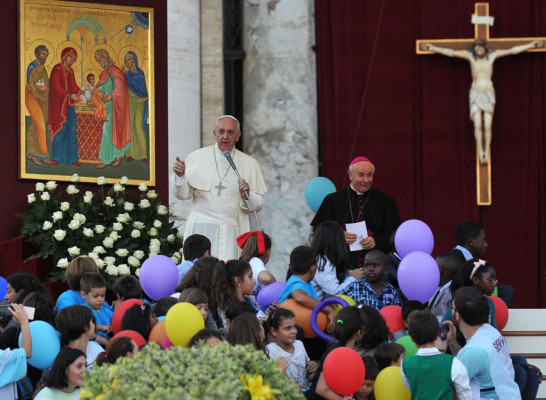 El niño colombiano que le 'robo' la silla al papa Francisco durante misa