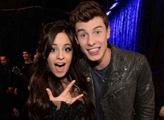 Camila Cabello se hace su primer tatuaje acompañada de Shawn Mendes