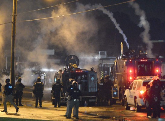 Por disturbios tras muerte de joven negro, EUA envía la Guardia Nacional a Misuri