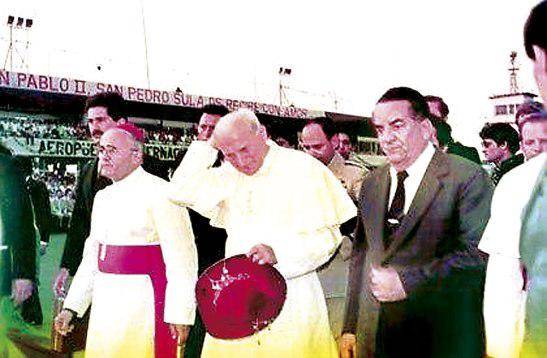 El papa Juan Pablo II recibido por Monseñor Jaime Brufau, quien era el Obispo de la Diócesis de San Pedro Sula, y por el presidente Roberto Suazo Córdoba.