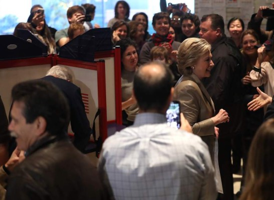 La candidata presidencial demócrata Hillary Clinton camina a un stand para votar en Douglas G. Griffin School en Chappaqua, Nueva York. AFP