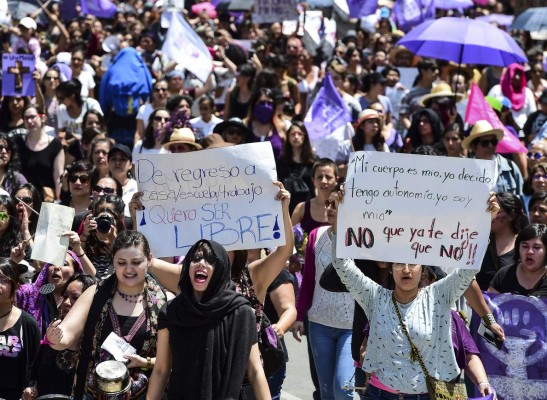 Miles de mexicanas marchan clamando justicia para joven asesinada