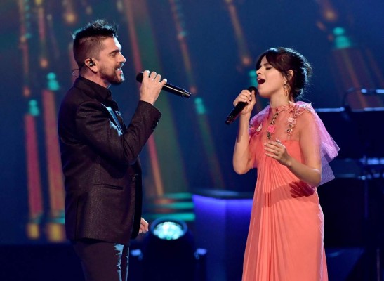 LAS VEGAS, NV - NOVEMBER 15: Juanes (L) and Camila Cabello perform onstage during the 2017 Person of the Year Gala honoring Alejandro Sanz at the Mandalay Bay Convention Center on November 15, 2017 in Las Vegas, Nevada. Gustavo Caballero/Getty Images for LARAS/AFP