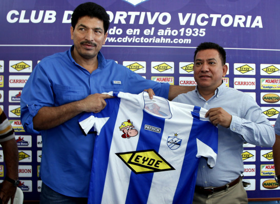 Victoria presenta a Carlos Martínez como nuevo técnico