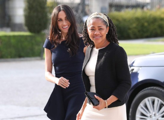 Madre de Meghan Markle conoce a la reina Isabel por primera vez