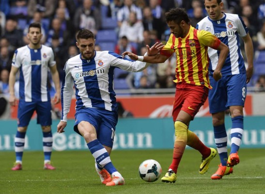 El Barça se lleva el derbi catalán con un gol de penal de Leo Messi