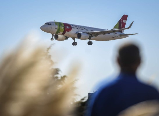 Maduro sanciona a la aerolínea portuguesa que trasladó a Guaidó