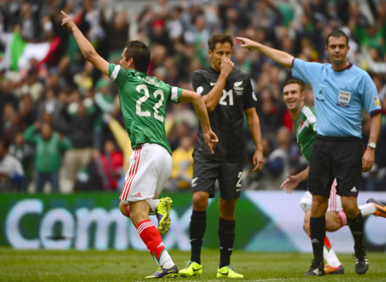 México golea a Nueva Zelanda y pone un pie en el Mundial de Brasil