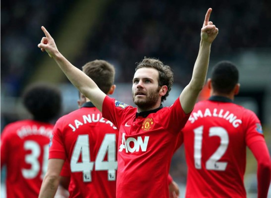 Juan Mata guió al triunfo al Manchester United
