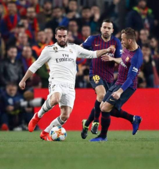 Dani Carvajal (6): su labor fue más defensiva de lo habitual, cumpliendo en el marcaje a Coutinho, pero con muy pocas incorporaciones al ataque. Duro al choque con rivales, exhibiendo casta pero impreciso en varias acciones con el balón.