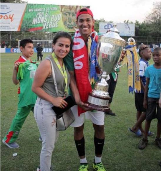 María José viajó a Honduras para la gran final y celebró con Yaudel el campeonato.