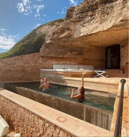 Frenkie de Jong, volante del Barcelona, también está disfrutando del verano y lo hace con su pareja Mikky Kiemene en una paradisiaca piscina en Bagur, provincia de Gerona.