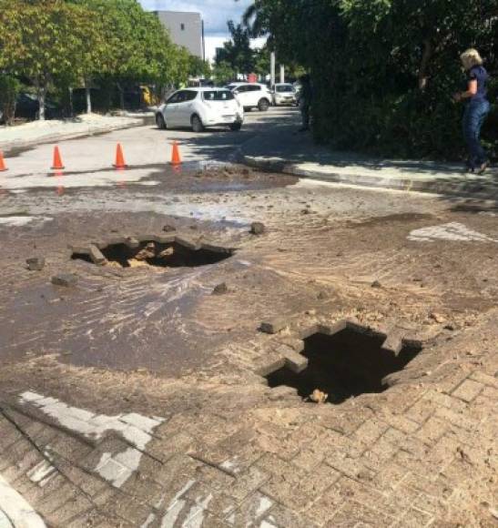 En la isla Gran Caimán se registraron hundimientos en las calles.