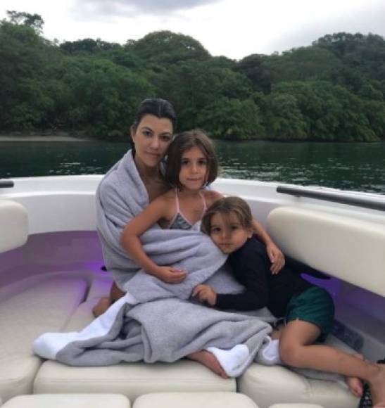 La famosa Kourtney Kardashian lleva varias semanas disfrutando de unas idílicas vacaciones en Italia y ha querido aprovechar ese viaje para compartir con todos los lectores de su portal de estilo de vida Poosh los entrenamientos de cinco minutos a los que ella recurre cuando se encuentra lejos de casa.<br/>