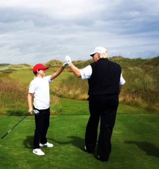 'Mis muchachos', escribió Melania junto a esta foto tomada por ella en el club de golf de Trump, en Escocia.