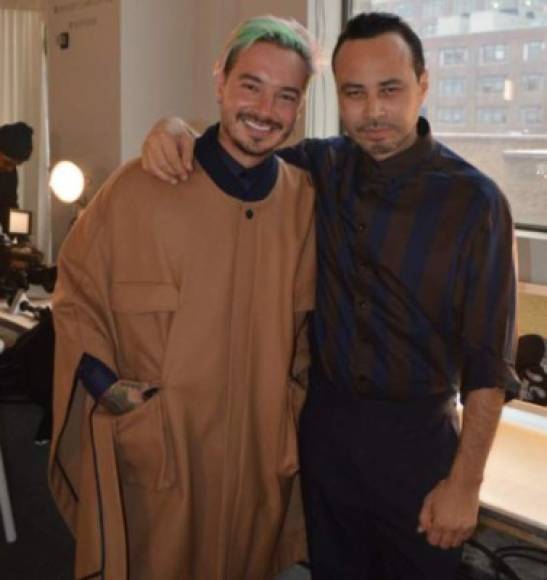 El famoso diseñador hondureño posando con J Balvin, con una de sus creaciones.