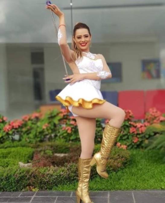 Suany Izaguirre de HCH lució regia en los desfiles patrios 2019.