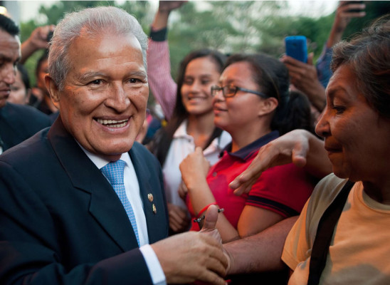 Sánchez Cerén, exguerrillero que busca con votos el poder en El Salvador