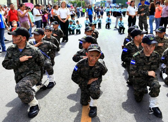 Estudiantes hondureños desfilan en San Pedro Sula en honor a la patria