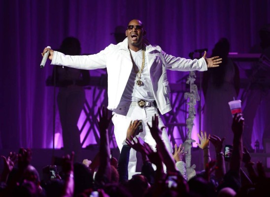 El cantante R. Kelly es acusado de 10 cargos de abuso sexual