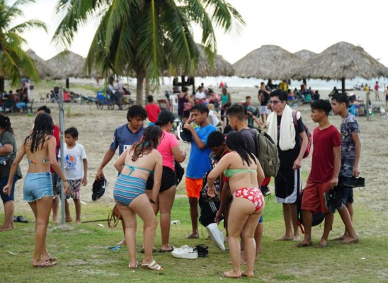 Bañistas llenaron playas de Tela el fin de semana pese al mal clima
