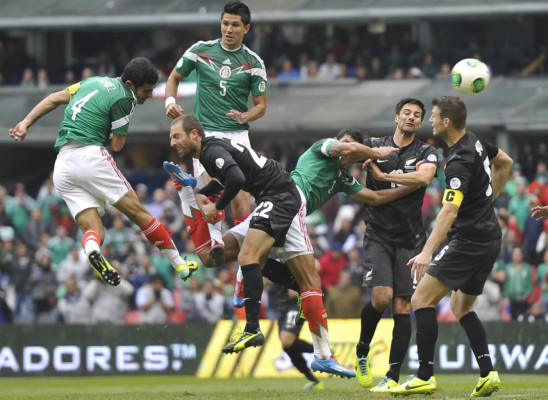 México golea a Nueva Zelanda y pone un pie en el Mundial de Brasil