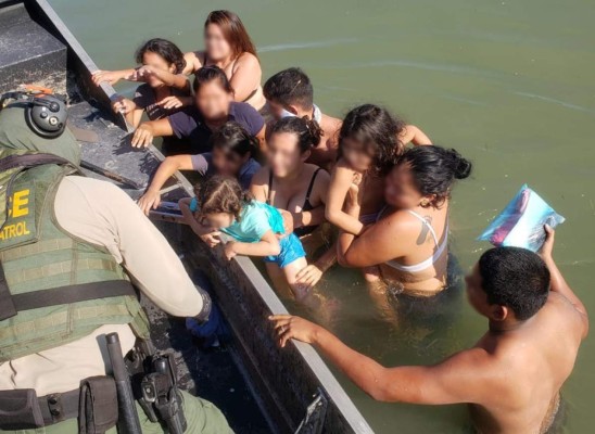 Patrulla Fronteriza de EEUU rescata a 13 hondureños en el río Bravo