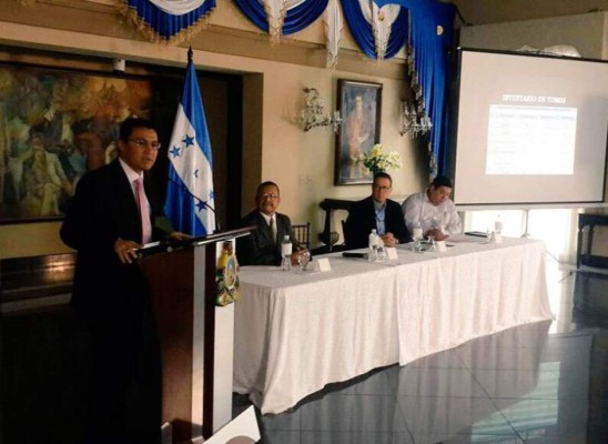 Ebal Díaz en la presentación del informe que muestra irregularidades en el IP de La Ceiba.