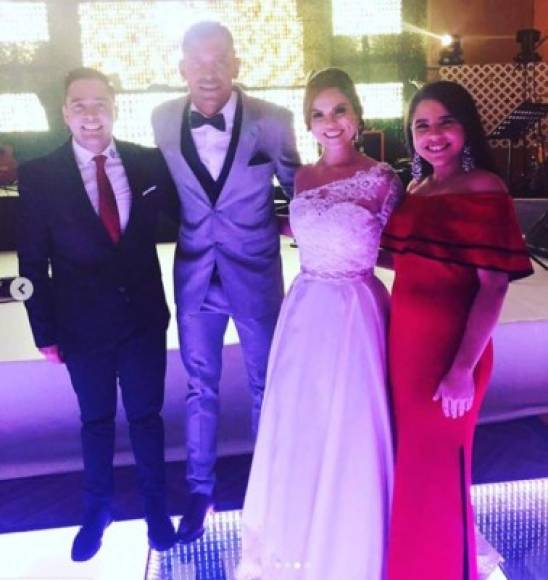 La redes sociales se inundaron de fotos de la boda colgadas por los invitados, quienes no desaprovecharon la oportunidad para desear lo mejor a los esposos.