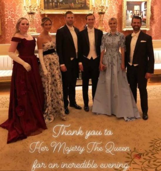 Tiffany Trump, que lució un elegante vestido rojo para el evento, agradeció a la reina su invitación al banquete de gala en el palacio de Buckingham.