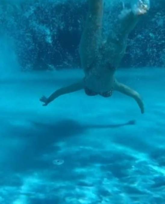 Dua Lipa subió a su cuenta de Instagram, imágenes bajo el agua para mostrar sus habilidades nadando.